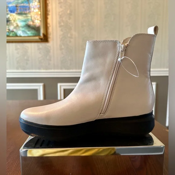NWOT!🤩NATURALIZER!❄️Flat form/Ankle Boot/TALISE/Porcelain/Leather Zip/size-8.5 - Picture 7 of 16